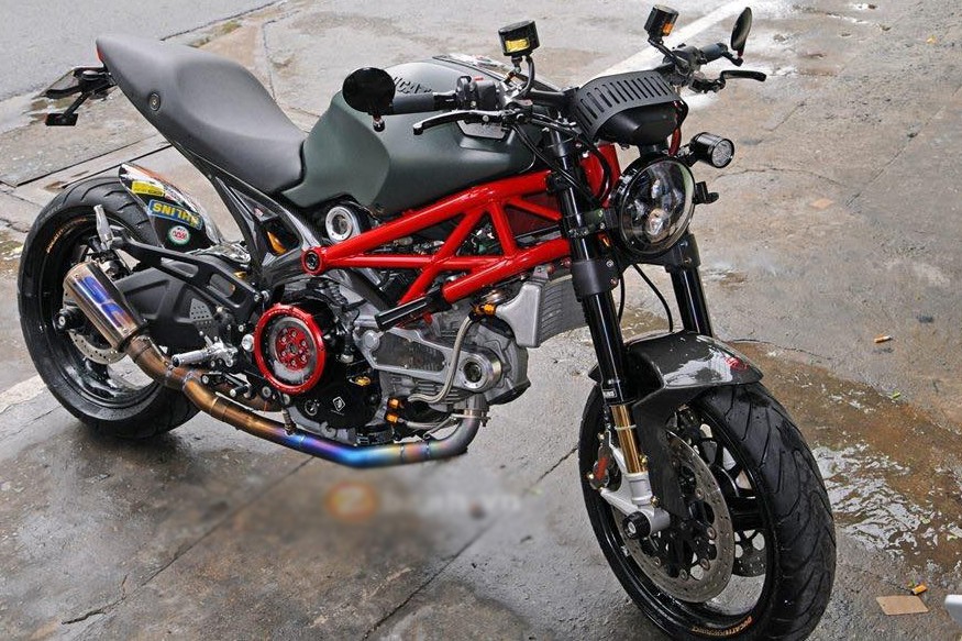 Mẫu nakedbike  Ducati Monster 795 với thiết kế bắt mắt, trẻ trung và phù hợp với vóc dáng trung bình của người Châu Á. Đặc biệt hơn nữa đây chính là lựa chọn yêu thích của các bạn trẻ đam mê dòng xe môtô phân khối lớn tại Việt Nam.